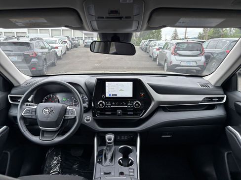 Used 2025 Toyota Highlander LE FWD image 35