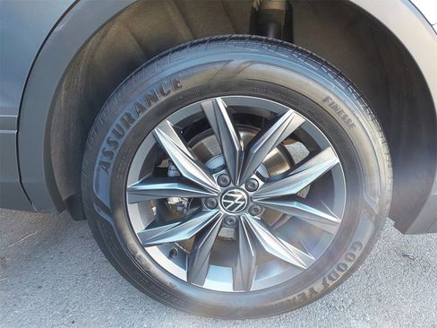 Used 2022 Volkswagen Tiguan SE image 38