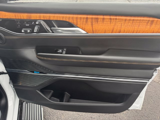 Used 2023 Jeep Grand Wagoneer L Series III w/ Rear Seat Video Group 1 AWD/4WD image 13