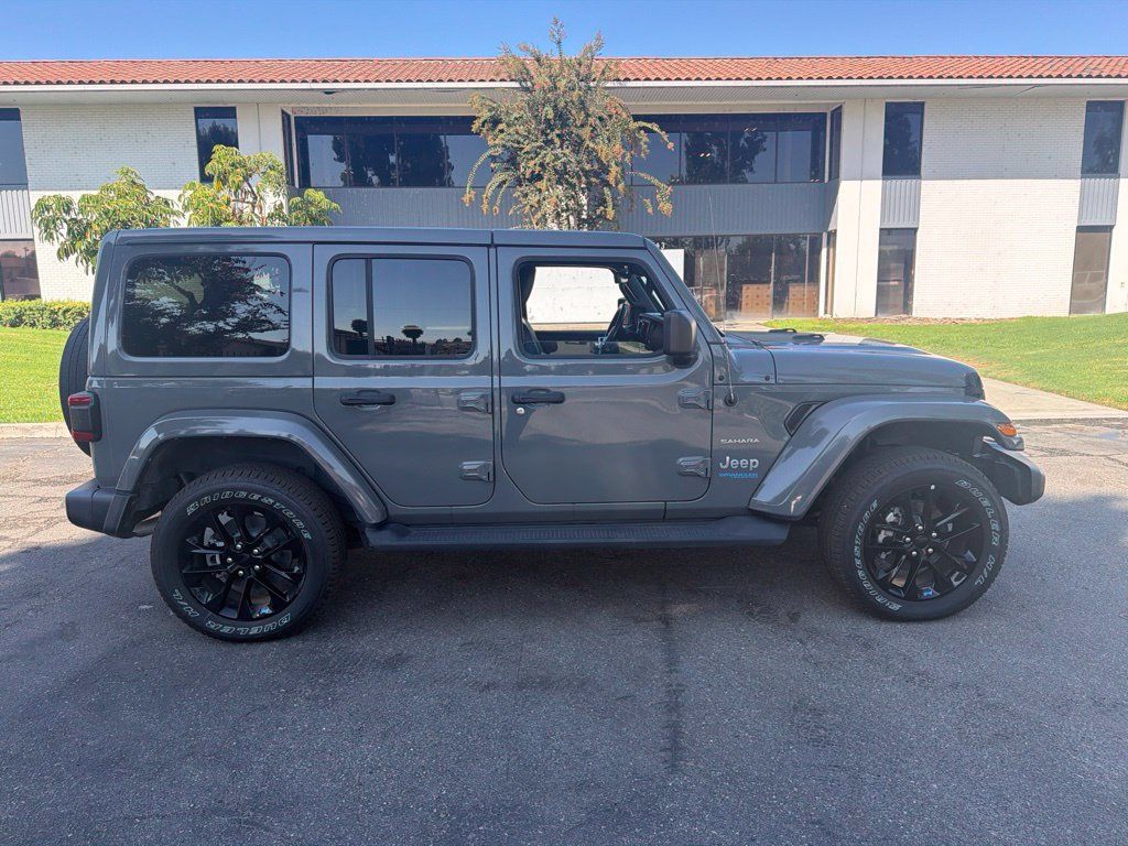 Used 2022 Jeep Wrangler Unlimited Sahara w/ Cold Weather Group AWD/4WD image 6