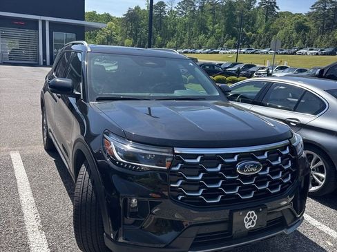 Used 2025 Ford Explorer Platinum image 3