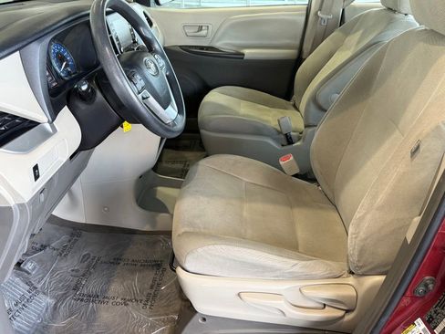 Used 2018 Toyota Sienna L image 17