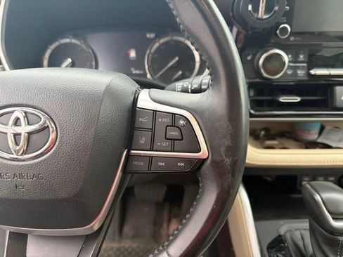 Used 2022 Toyota Highlander XLE AWD/4WD image 22