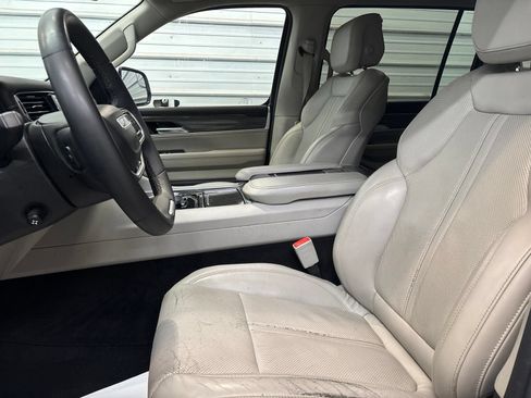 Used 2022 Jeep Wagoneer Series II AWD/4WD image 12
