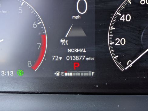 Used 2025 Honda Pilot Touring image 31