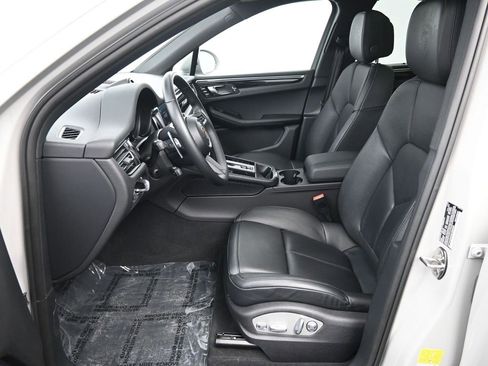 Certified 2025 Porsche Macan image 7