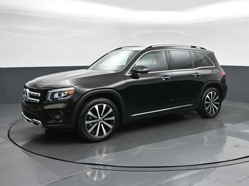 Used 2021 Mercedes-Benz GLB 250 4MATIC w/ Premium Package image 3