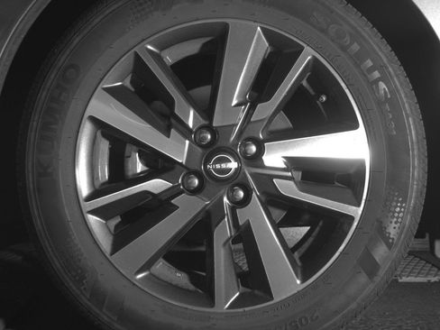 Used 2025 Nissan Versa SV image 12