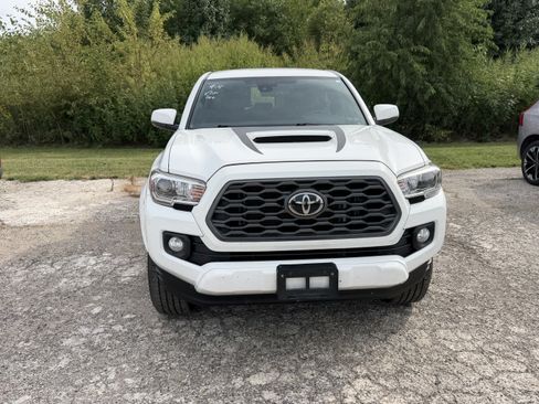 Used 2020 Toyota Tacoma TRD Sport AWD/4WD image 3