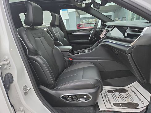 Used 2023 Jeep Grand Cherokee Overland w/ Luxury Tech Group IV image 17