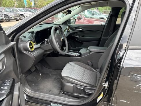 Used 2024 Chevrolet Trax LT FWD image 9