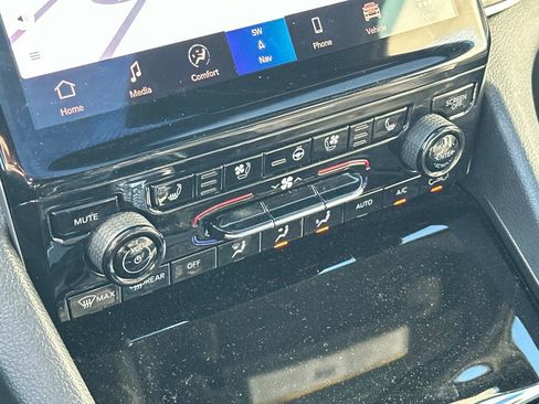 Used 2024 Jeep Grand Cherokee L Limited w/ Luxury Tech Group II image 23