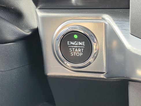 Used 2023 Ford F150 Lariat w/ Trailer Tow Package image 31