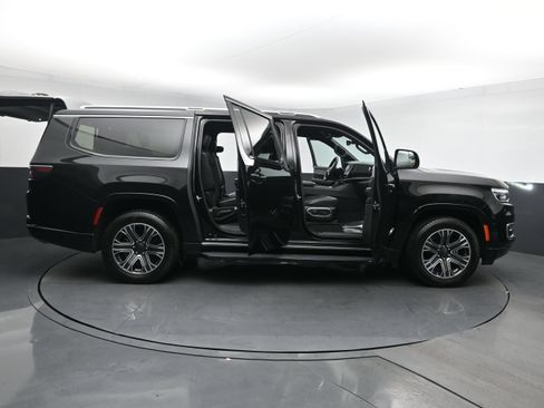 Used 2023 Jeep Wagoneer L Series II AWD/4WD image 36