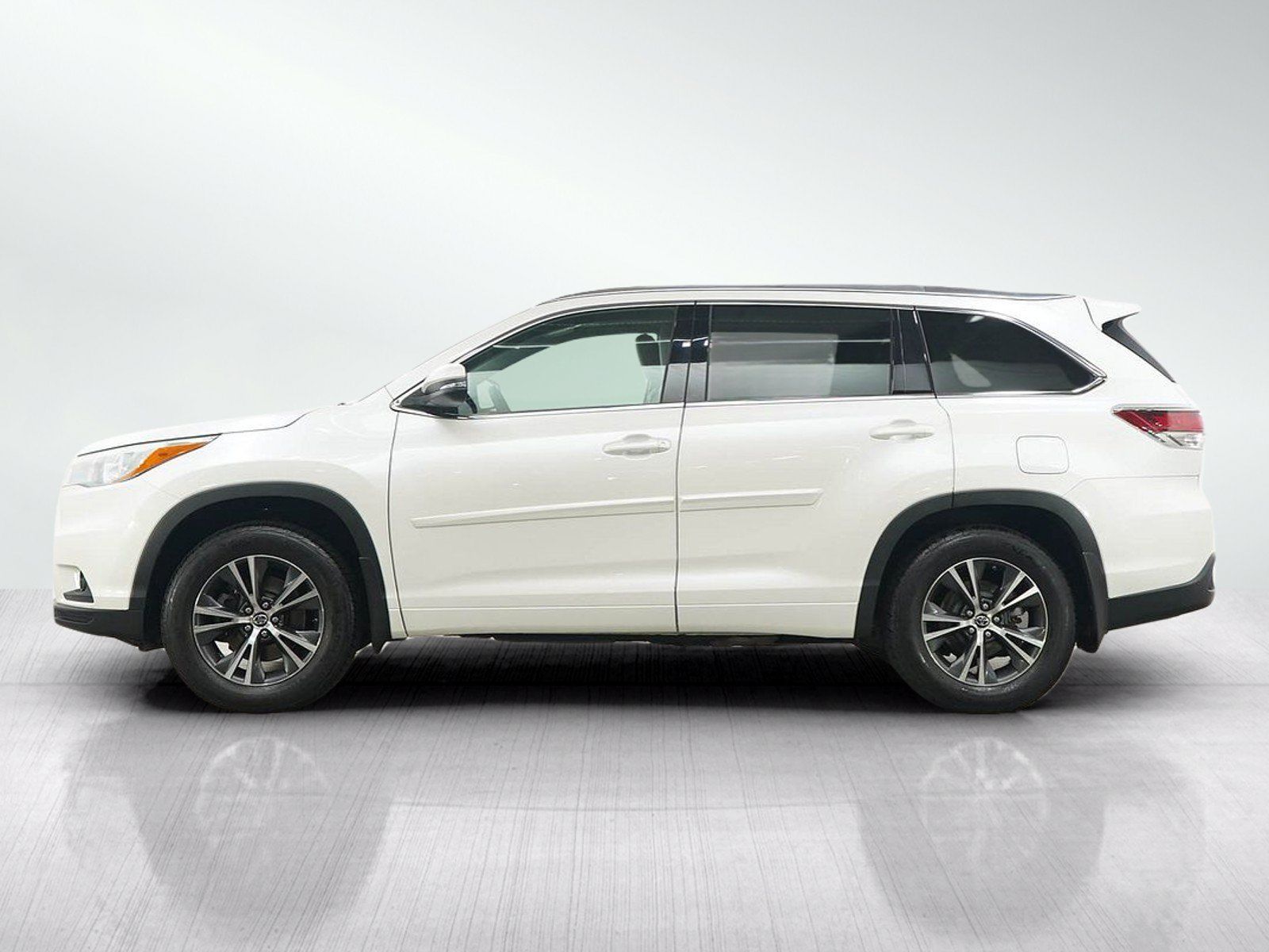 Used 2016 Toyota Highlander XLE w/ Protection Package #3 AWD/4WD image 2