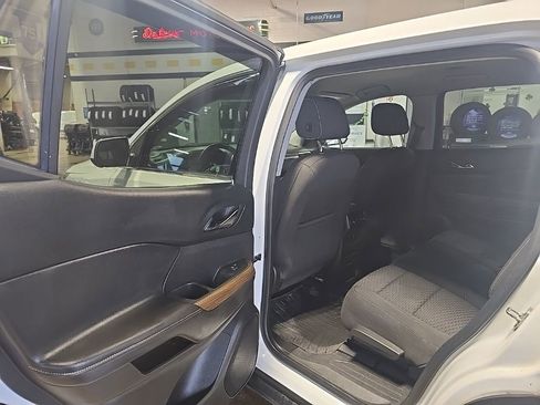 Used 2018 GMC Acadia SLE image 28