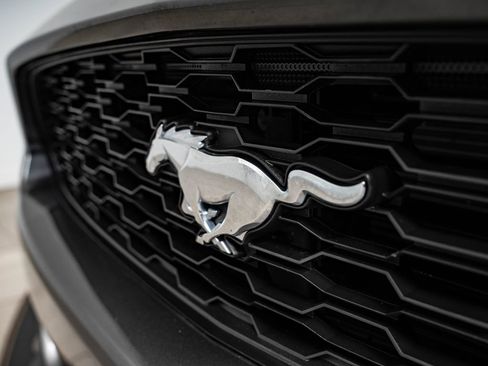 Used 2017 Ford Mustang Coupe RWD image 3