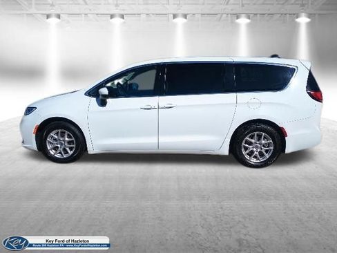 Used 2023 Chrysler Pacifica Touring-L FWD image 2