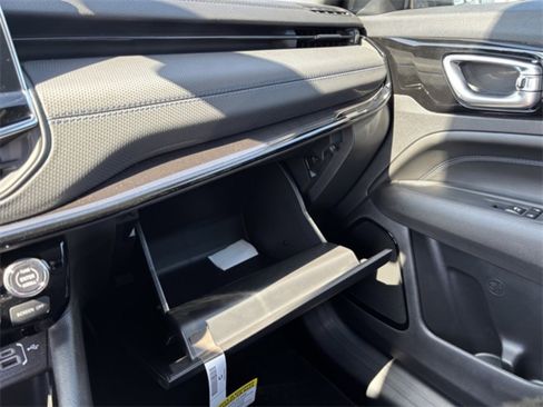 New 2026 Jeep Compass Latitude image 17