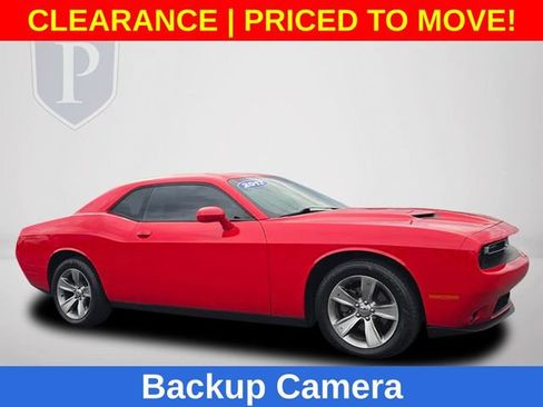 Used 2017 Dodge Challenger SXT RWD image 2