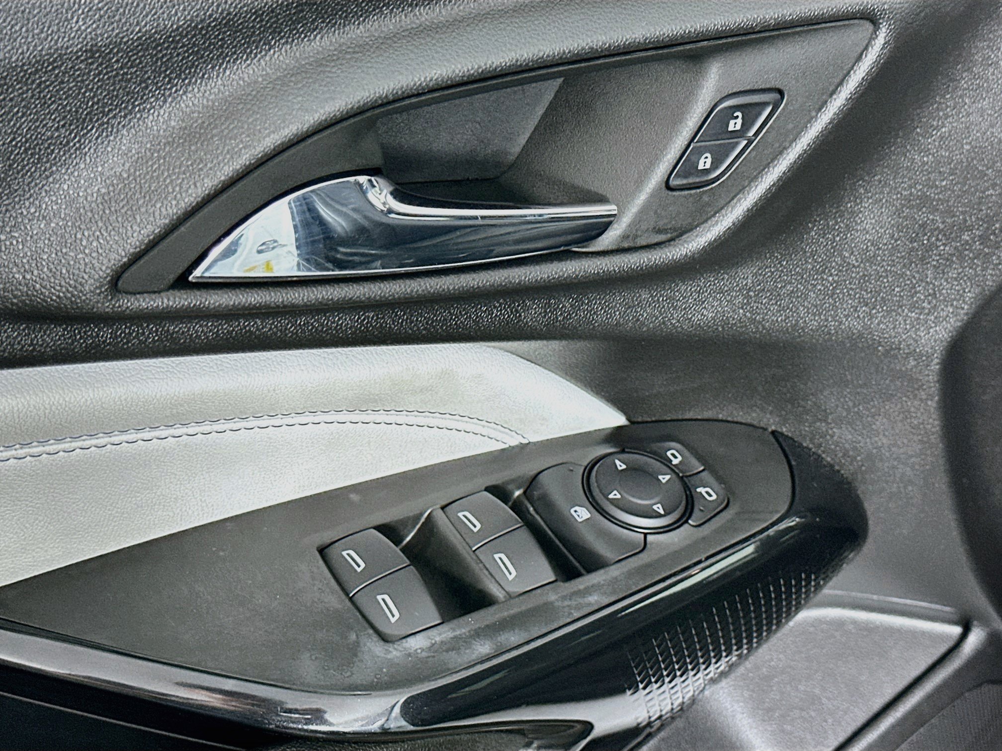 Used 2025 Chevrolet Trax LT FWD image 15