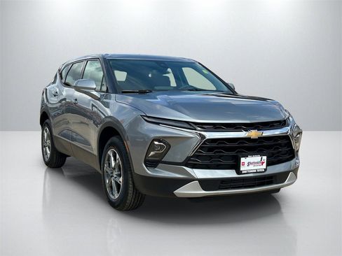 Used 2025 Chevrolet Blazer LT image 3