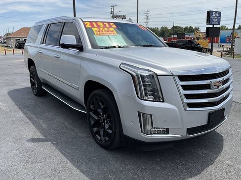Used 2017 Cadillac Escalade ESV Luxury AWD/4WD image 7