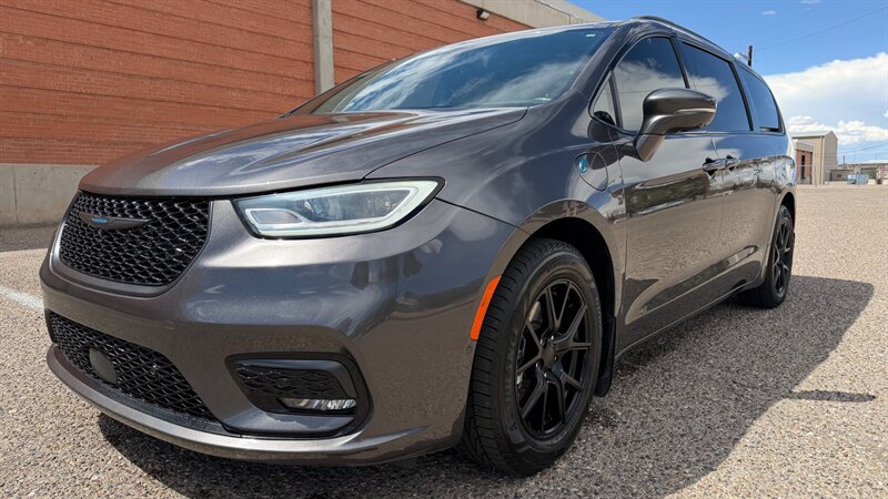 Used 2021 Chrysler Pacifica Limited w/ Uconnect Theater Family Group FWD image 3