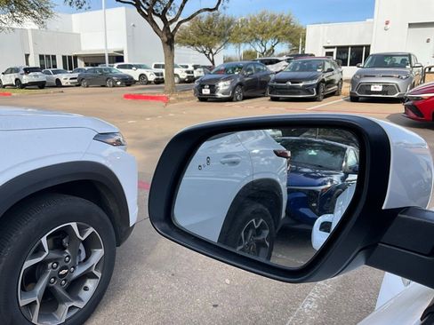 Used 2025 Hyundai Venue SEL image 19