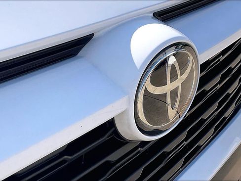 Used 2025 Toyota RAV4 XLE FWD image 30