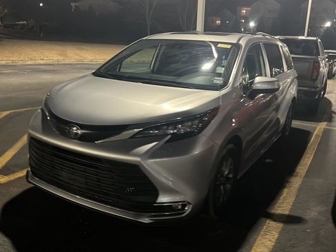 Certified 2024 Toyota Sienna XLE image 3