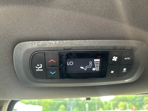 Used 2020 Chrysler Pacifica Touring w/ S Appearance Package FWD image 17