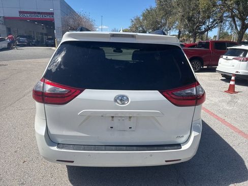 Used 2020 Toyota Sienna XLE w/ XLE Navigation Package image 4