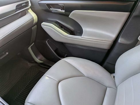 Used 2022 Toyota Highlander XLE FWD image 20