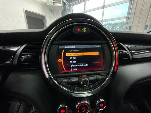 Used 2021 MINI Cooper 4-Door Hardtop w/ Premium Package FWD image 19