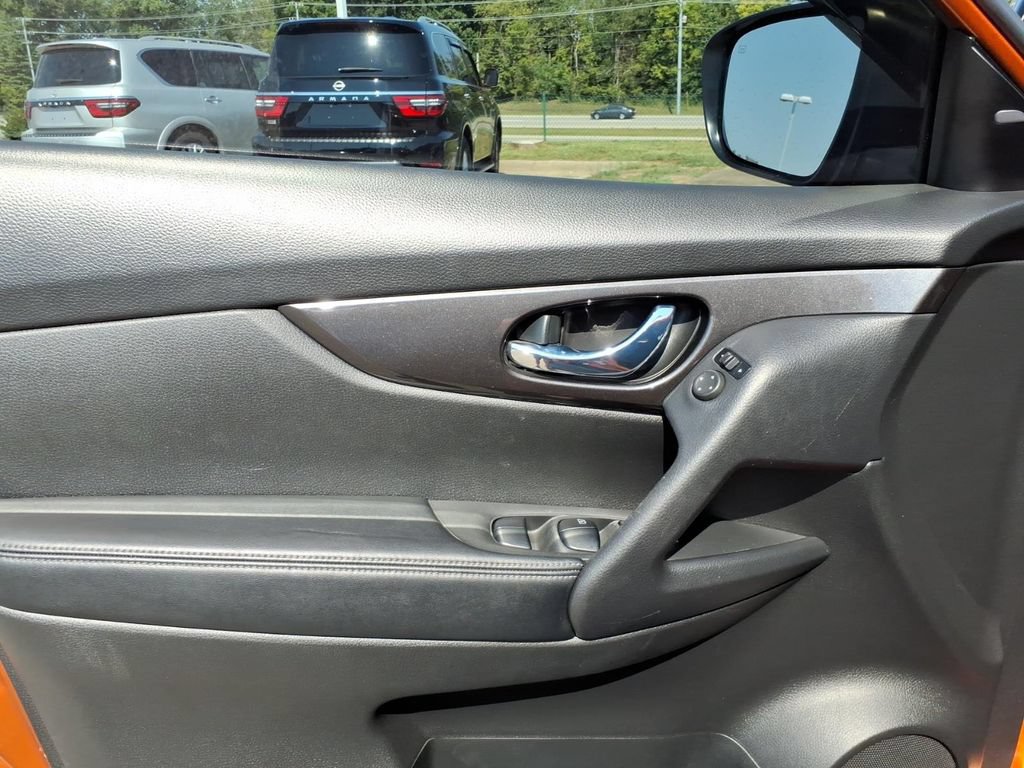 Certified 2020 Nissan Rogue SV FWD image 3