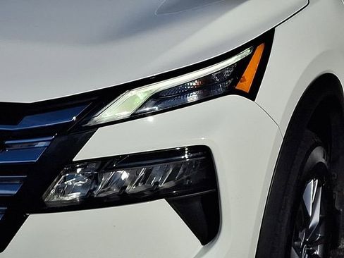 Used 2024 Nissan Rogue S AWD/4WD image 9