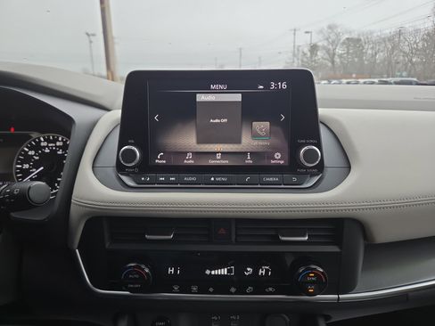 Used 2025 Nissan Rogue SV image 25