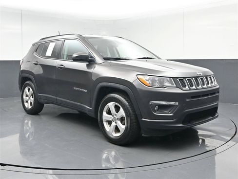 Used 2017 Jeep Compass Latitude w/ Safe & Security Group AWD/4WD image 3