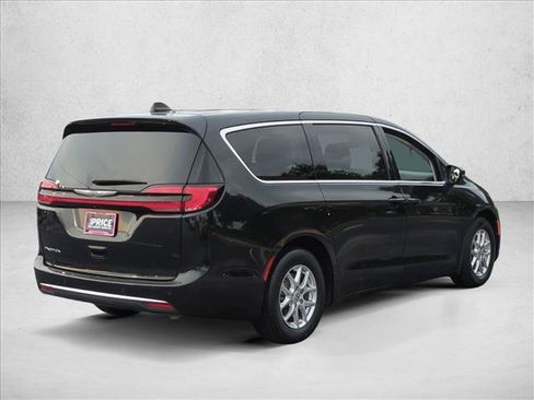 Used 2023 Chrysler Pacifica Touring-L FWD image 5