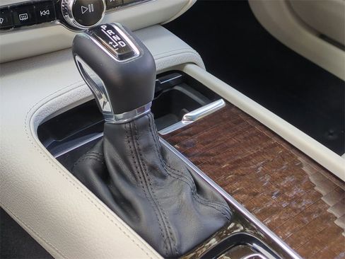 Used 2018 Volvo S90 T5 Momentum w/ Convenience Package image 18