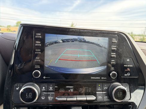 Used 2022 Toyota Highlander XLE AWD/4WD image 20