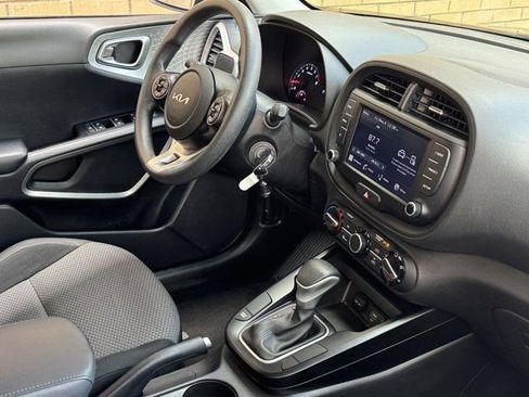 Used 2022 Kia Soul LX w/ Technology Package FWD image 6