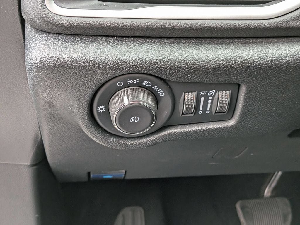 Certified 2025 Chrysler Pacifica Select FWD image 14
