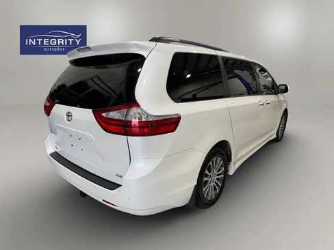 Used 2018 Toyota Sienna XLE w/ XLE Navigation Package FWD image 3