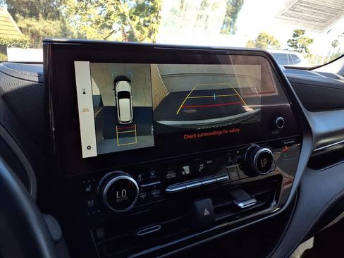 Certified 2024 Toyota Highlander Limited AWD/4WD image 9