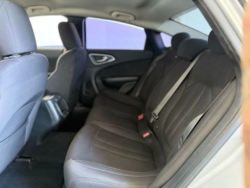 Used 2015 Chrysler 200 Limited image 33