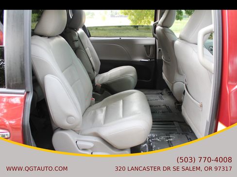 Used 2016 Toyota Sienna Limited image 22