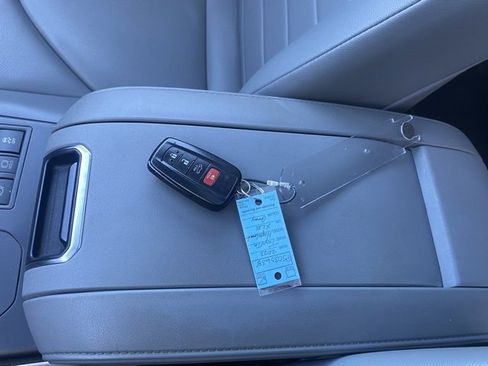 Used 2023 Toyota Highlander XLE image 29