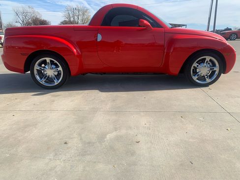 Used 2005 Chevrolet SSR w/ Preferred Equipment Group image 6